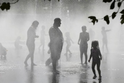 People cool off at a fountain in Madrid Rio Park during the second heatwave of the year in Madrid, Spain.&nbsp; (Reuters)