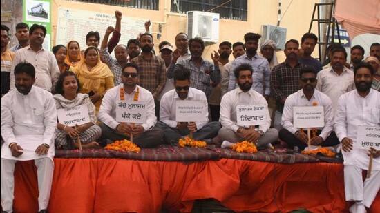 The employees protesting on Day 9 of strike in Ludhiana. In a video released after the meeting, the minister can be seen assuring the employees’ union that he would visit the protest site outside the MC’s Zone-A office on Friday . (HT PHOTO)