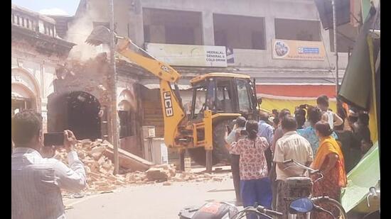 The demolition drive began in Ayodhya from the Sanskrit Vidyalay in Bada sthan area as part of the road widening project. (Ravinder Singh /HH)