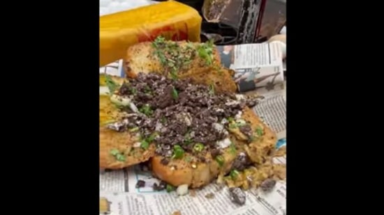 The omelette in jeera soda and Oreo biscuits, served at a roadside eatery in Kolkata.&nbsp;(YouTube/@YumYumIndia)