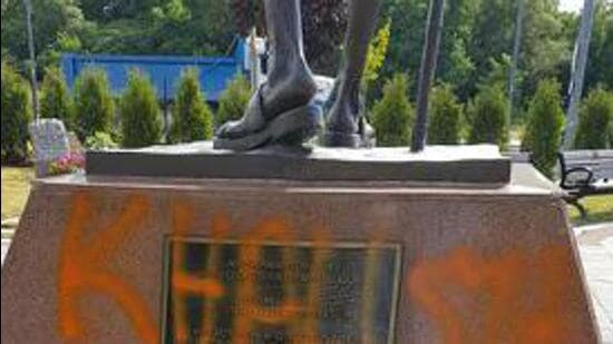 Pro-Khalistan message on the pedestal of the Gandhi statue which was vandalised on Wednesday. (HT photo)