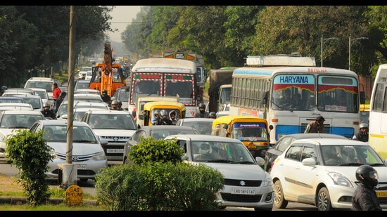 Around 46% of the transit traffic arrives in Chandigarh daily to either reach a destination in the city or pass through it to reach other locations in the wider tricity area. (HT Photo)