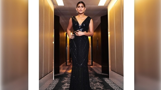 Kubbra Sait's gown featured a plunging neckline, mermaid-inspired bottom and a floor-sweeping trail.(Instagram/@who_wore_what_when)