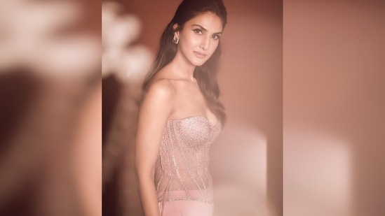 "Watching the world with my own unique," Vaani Kapoor captioned her post as she shared a slew of photos of herself in the fit.(Instagram/@_vaanikapoor_)