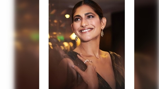 Kubbra Sait elevated her look by accessorising it with small oval-shaped earrings and rings.(Instagram/@who_wore_what_when)