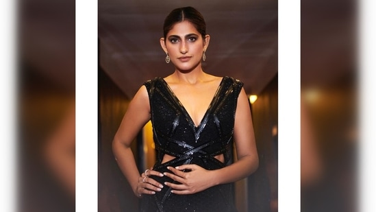 For makeup, Kubbra Sait opted for the soft glam look with untamed eyebrows, subtle smokey eyes, blushed cheeks and glossy lips.(Instagram/@who_wore_what_when)