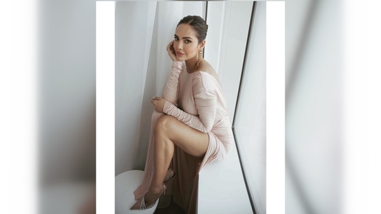 Esha Gupta flaunted her toned legs as she sat and posed for the camera with her legs resting on a bench.(Instagram/@egupta)
