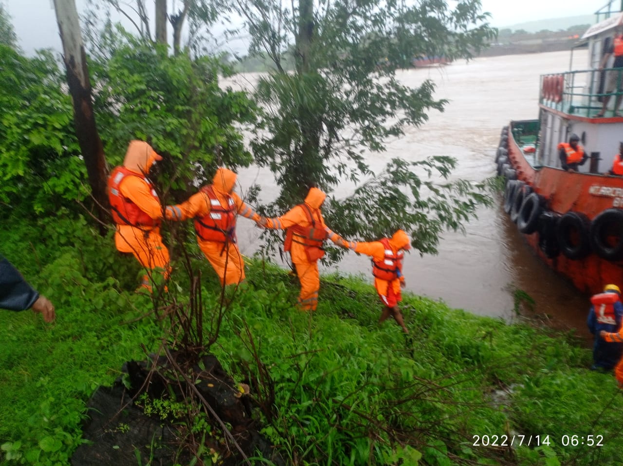 NDRF team from Pune rescue 10 workers out of 13 workers of GRIL who are constructing the Mumbai Vadodara Expressway project. (HT Photo)