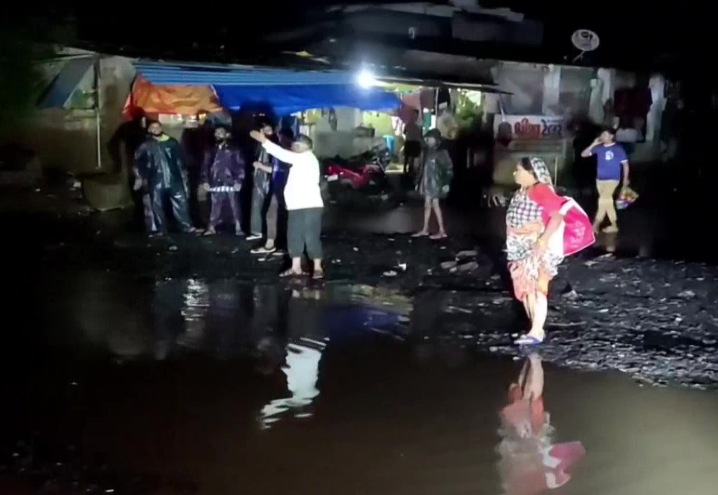 People living in the low-lying areas of Valsad, Gujarat rescued
