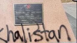 Mensagem pró-Khalistan no pedestal da estátua de Gandhi que foi vandalizada na quarta-feira.