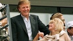 Donald Trump conversa com sua ex-esposa Ivana Trump durante a final masculina do US Open em 7 de setembro de 1997.