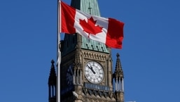 Uma bandeira do Canadá voa em frente à Peace Tower no Parliament Hill, em Ottawa, Ontário.