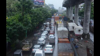 The ongoing construction of Metro 4 at Manpada-Ghodbunder Road, one of the major projects that is going on at a snail’s pace, is a reason for traffic congestion in Thane city. (PRAFUL GANGURDE/HT PHOTO)