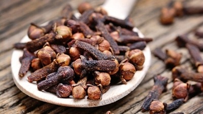 Cloves: Clove oil is an antibiotic and helps in alleviating pain in case of toothache. (Unsplash)