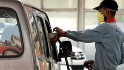 Prices of petrol and diesel per litre have reduced by ₹5.04 and ₹3.01 in Mumbai. (Parveen Kumar/Hindustan Times) Prices of petrol and diesel per litre have reduced by ₹5.04 and ₹3.01 in Mumbai. (Parveen Kumar/Hindustan Times)