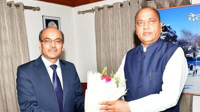 Newly appointed Himachal hief secretary RD Dhiman with chief minister Jai Ram Thakur in Shimla on Friday. (HT Photo)