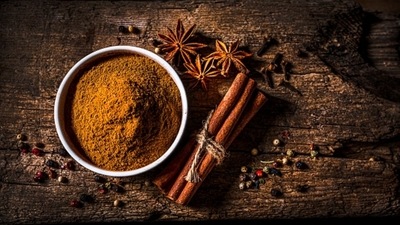 Cinnamon: This spice helps in managing common colds. It also helps in controlling blood sugar levels in diabetic and pre-diabetic patients. (Unsplash)