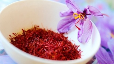 Saffron: It consists of antioxidant properties and helps in reducing inflammation. (Unsplash)