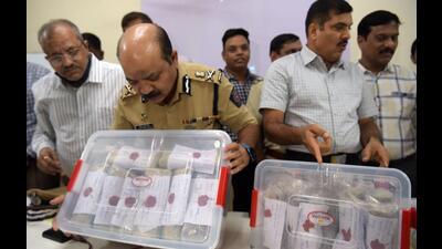 BK Singh, Navi Mumbai Commissioner of Police with the heroin that was seized in Panvel, at a press conference on Friday. (BACHCHAN KUMAR/HT PHOTO)