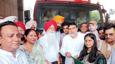 Cabinet Minister Inderbir Singh Nijjar flagging off new fire tender in Ludhiana. He also fagged off e-rickshaws that the MC had purchased at a cost of  ₹9.36 crore. (HT PHOTO)