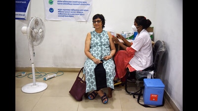 A health worker inoculates a beneficiary with booster shot against Covid-19 after the Centre announced free booster shots from today for citizens between the 18-60 age group for 75 days to mark the country's 75th year of Independence, at ESIS Hospital, Vashi, in Navi Mumbai, India, on Friday (Bachchan Kumar/ HT PHOTO) A health worker inoculates a beneficiary with booster shot against Covid-19 after the Centre announced free booster shots from today for citizens between the 18-60 age group for 75 days to mark the country's 75th year of Independence, at ESIS Hospital, Vashi, in Navi Mumbai, India, on Friday (Bachchan Kumar/ HT PHOTO)