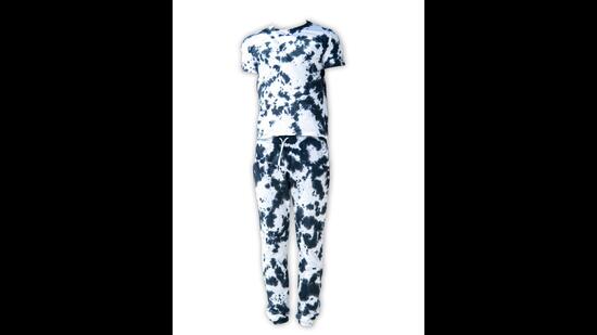 A coordinated athleisurewear tie & dye set when out with a group of friends, will make you stand apart (Tie & dye blue and white jogger and half sleeve t-shirt by Tistabene) A coordinated athleisurewear tie & dye set when out with a group of friends, will make you stand apart (Tie & dye blue and white jogger and half sleeve t-shirt by Tistabene)