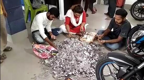 Five employees counted the coins for three days. (HT PHOTO)