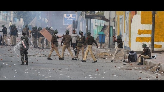 Police personnel at work during violent clashes in New Delhi in February 2020. (Raj K Raj/HT PHOTO)