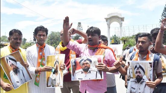 BJP workers stage a protest against Patna SSP M S Dhillon on Friday. (Santosh Kumar/HT)