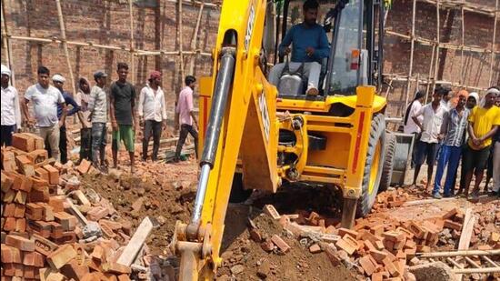 Fourteen persons rescued from the debris, were rushed to Raja Harish Chandra hospital. (HT photo)