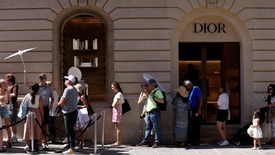 Paris boutiques benefit from splurge by American tourists as Euro