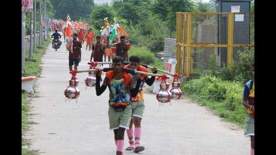 Kanwariyas arriving in Uttarakhand’s Haridwar from neighbouring states. (HT Photo) Kanwariyas arriving in Uttarakhand’s Haridwar from neighbouring states. (HT Photo)