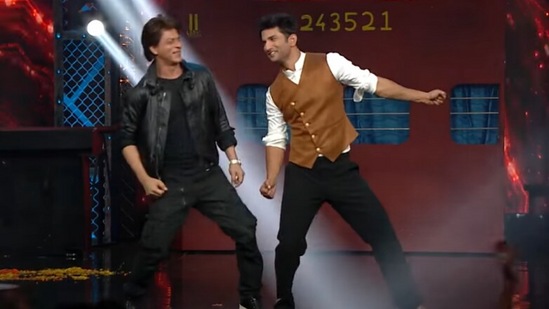 Shah Rukh Khan and Sushant Singh Rajput dancing to Chaiyaa Chaiyaa.