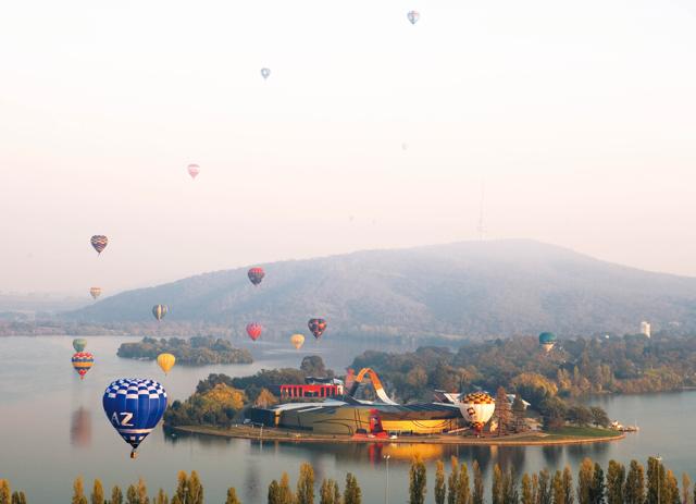 Hot air ballooning in Canberra over Burley Griffin lake Hot air ballooning in Canberra over Burley Griffin lake
