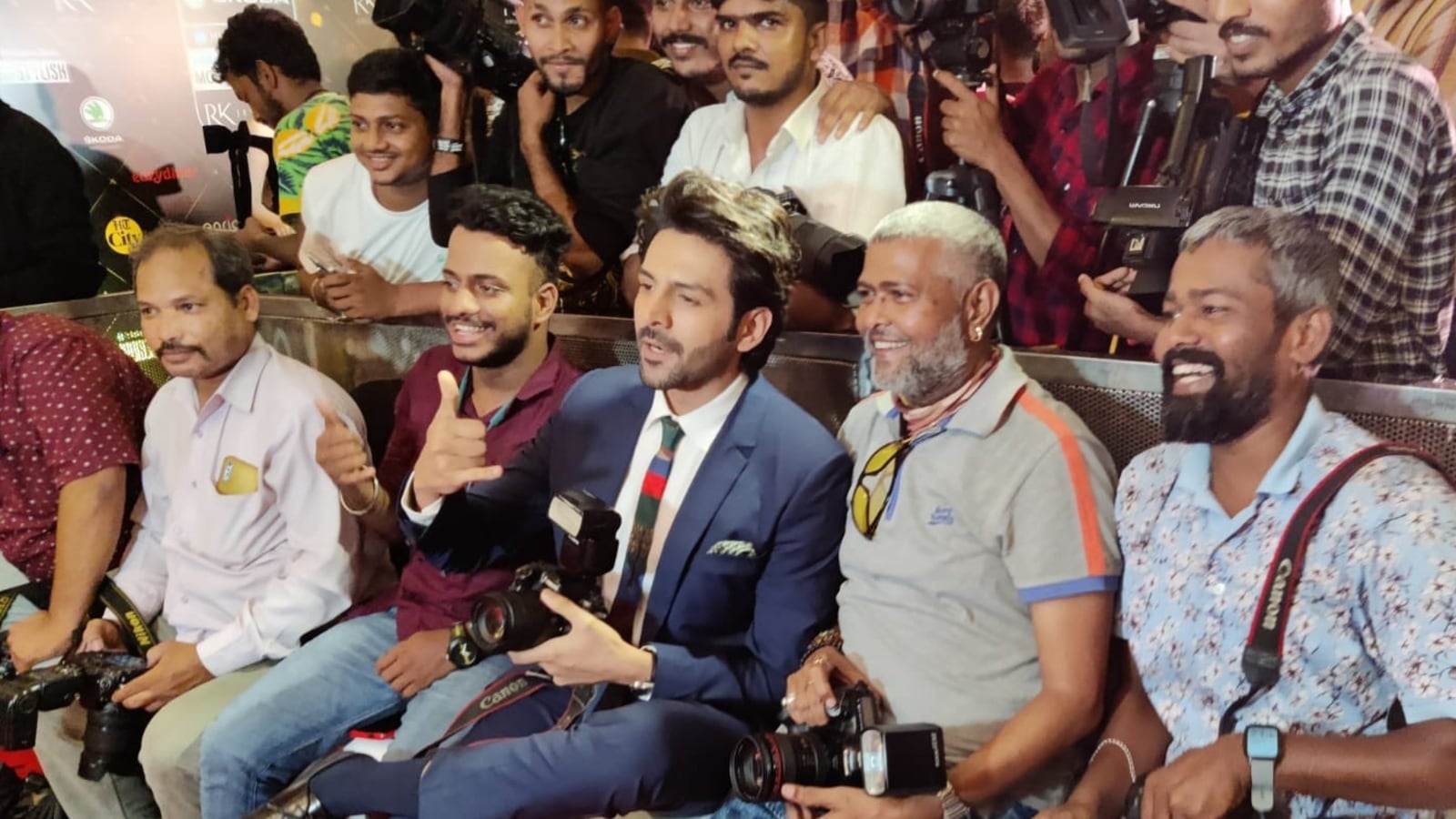 Kartik Aaryan poses with paparazzi at India’s Most Stylish, fans react. Watch