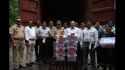 बीके सिंह (बाएं से छठे), नवी मुंबई के पुलिस आयुक्त, और अन्य पुलिस अधिकारी हेरोइन और पनवेल में जब्त किए गए कंटेनर के साथ।  पुलिस ने कहा कि कंटेनर को दिल्ली में एक व्यक्ति ने बुक किया था।  (बच्चन कुमार / एचटी फोटो)