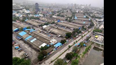APMC traders went on a one-day strike on Saturday to protest against GST rates and the plastic ban, giving the market a deserted look. (BACHCHAN KUMAR/HT PHOTO) APMC traders went on a one-day strike on Saturday to protest against GST rates and the plastic ban, giving the market a deserted look. (BACHCHAN KUMAR/HT PHOTO)
