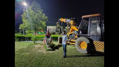 Artist Udham Singh Patel watching shifting of his creation to Chandra Shekhar Azad Park in Prayagraj. (HT photo) Artist Udham Singh Patel watching shifting of his creation to Chandra Shekhar Azad Park in Prayagraj. (HT photo)