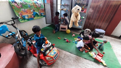 Children play around with toys donated by residents at the TMC health centre on Ghodbunder Road, Thane. (PRAFUL GANGURDE/HT PHOTO) Children play around with toys donated by residents at the TMC health centre on Ghodbunder Road, Thane. (PRAFUL GANGURDE/HT PHOTO)