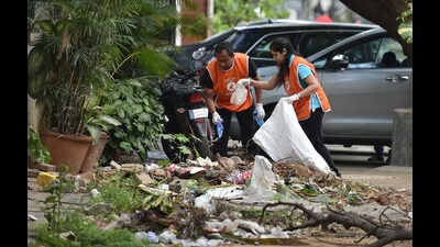 People collecting plastic waste during the Bengaluru Plog Run, October 2, 2018 (Arijit Sen/HT Photo)