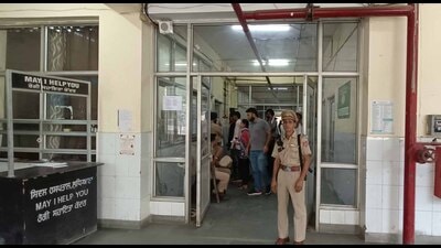 Police officers at the emergency ward of the Ludhiana civil hospital on Saturday. (Gurpreet Singh/HT) Police officers at the emergency ward of the Ludhiana civil hospital on Saturday. (Gurpreet Singh/HT)
