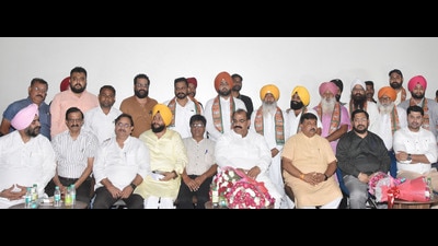 BJP Punjab president and Pathankot MLA Ashwani Sharma (centre)with local leaders in Ludhiana on Saturday. (Harvinder Singh/HT)