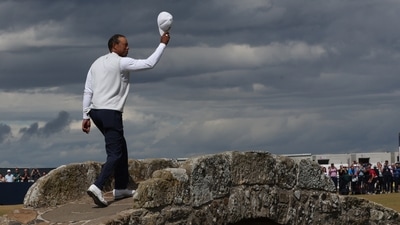 Tiger Woods of the U.S. acknowledges the fans (REUTERS)