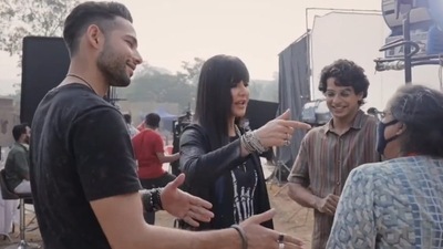 Katrina Kaif rapping on the sets of Phone Bhoot as co-stars Ishaan Khatter, Siddhant Chaturvedi look on. Katrina Kaif rapping on the sets of Phone Bhoot as co-stars Ishaan Khatter, Siddhant Chaturvedi look on.
