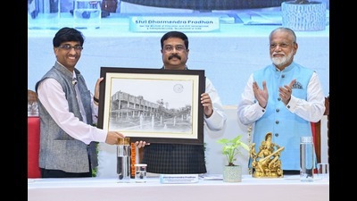 Union education minister Dharmendra Pradhan being felicitated with a memento by IIT-Kanpur director Prof Abhay Karandikar on Saturday. (HT photo) Union education minister Dharmendra Pradhan being felicitated with a memento by IIT-Kanpur director Prof Abhay Karandikar on Saturday. (HT photo)