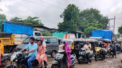 The continuous downpour in the area has led to several deadly potholes on the Mharal-Kalyan stretch . (Pramod Tambe /HT Photo) The continuous downpour in the area has led to several deadly potholes on the Mharal-Kalyan stretch . (Pramod Tambe /HT Photo)