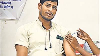 A health worker inoculates a beneficiary with free booster shot, Vashi, in Navi Mumbai (Bachchan Kumar/ HT PHOTO)