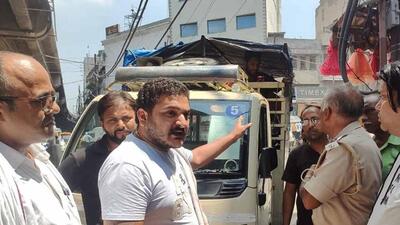 Ludhiana shop owners accused officials of releasing towed vehicle in exchange of money. (HT Photo)