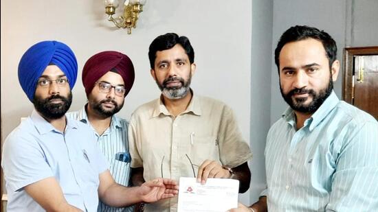 Unaided colleges’ teachers meeting Punjab education minister Gurmeet Singh Meet Hayer to discuss issues like audit, arrear claims. (HT Photo)