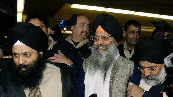 Sikh activist Ripudaman Singh Malik (centre) smiles as he leaves a Vancouver court on March 16, 2005, after being found not guilty in the 1985 bombing of an Air India flight off the Irish coast. (REUTERS/FILE)